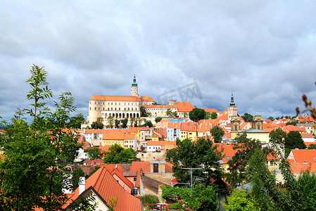 城堡建筑群和捷克小镇米库洛夫的景色