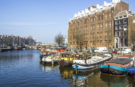 “运河上的古典阿姆斯特丹景观，荷兰”