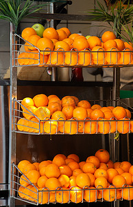 市场摊位上一堆鲜艳的橙子是成熟多汁的热带水果
