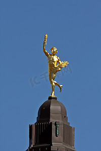 马尼托巴议会大厦顶上的金童