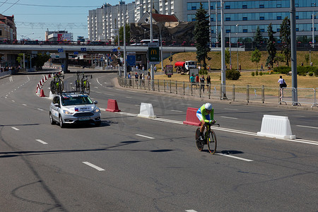 白俄罗斯明斯克-2019 年 6 月 25 日：来自斯洛文尼亚的自行车手参加了 2019 年 6 月 25 日在白俄罗斯明斯克举行的第二届欧洲运动会的女子分体赛个人赛