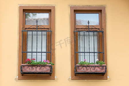两个带栏杆的窗户