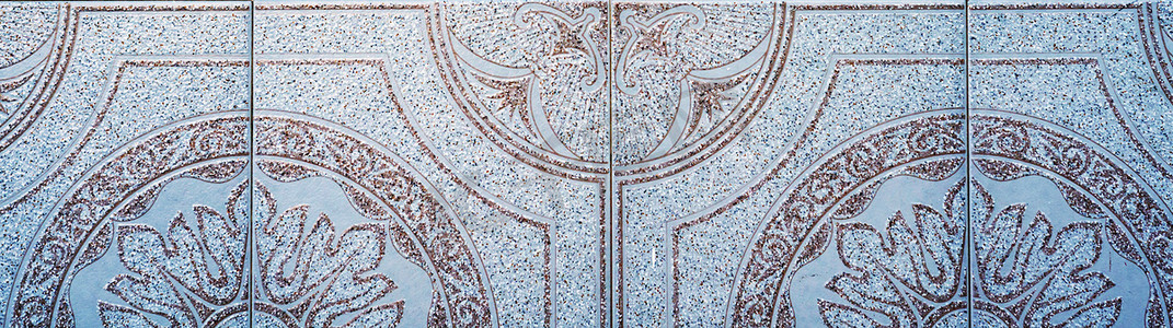 传统的装饰性西班牙装饰瓷砖，建筑物墙壁上的原始瓷砖