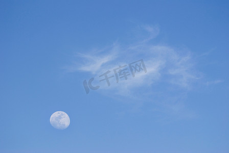 云起logo摄影照片_傍晚天空中的月亮和软云