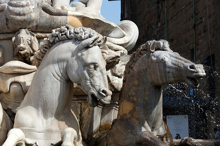 露天广场摄影照片_“巴托洛梅奥·阿曼纳蒂 (Bartolomeo Ammannati) 的海王星喷泉，位于意大利佛罗伦萨领主广场”