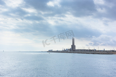 地中海的海景，可以看到一座废弃的旧热电厂发电