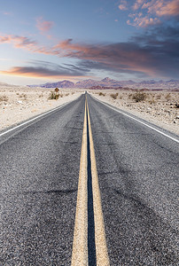 天空街道摄影照片_沙漠中的 66 号公路，天空风景秀丽。