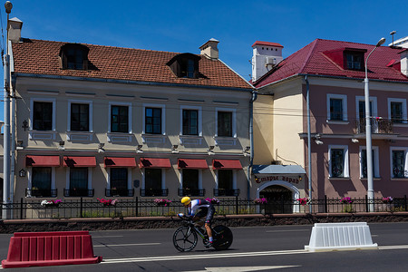 白俄罗斯明斯克 - 2019 年 6 月 25 日：来自斯洛伐克的自行车手骑着 Merida Warp TT 自行车参加 2019 年 6 月 25 日在白俄罗斯明斯克举行的第二届欧洲运动会男子拆分开始个人赛