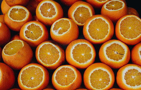 市场摊位上一堆鲜艳的橙子是成熟多汁的热带水果