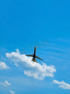 一架商用客机起飞进入多云的蓝天