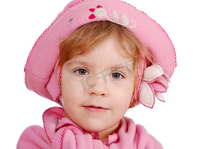 带粉红色帽子和围巾肖像的小女孩