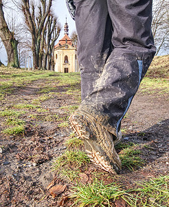 农民在日常工作中穿着泥泞的靴子