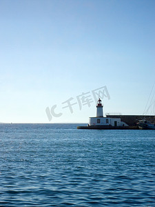 大海旅行摄影照片_Eivissa ibiza 红色灯塔港口入口灯塔