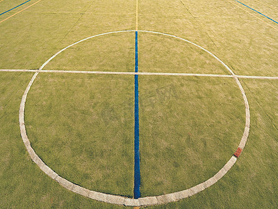 蓝球场摄影照片_在球场中间画圈。