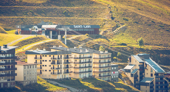 红的边疆摄影照片_Pla D Adet 滑雪胜地建筑物概览
