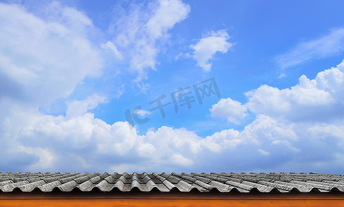 屋顶瓦片和多云蓝天