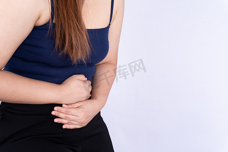 阑尾炎摄影照片_患有胃痛和受伤的妇女孤立的灰色背景。