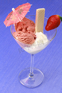 樱桃冰淇淋杯摄影照片_冰杯