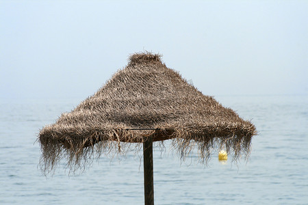 草编沙滩伞