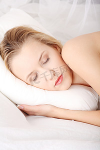 年轻漂亮的熟睡女人的画像