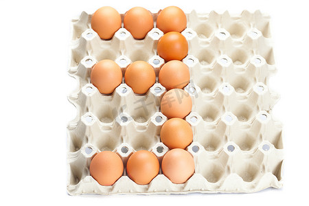 鸡蛋作为第三个孤立在白色