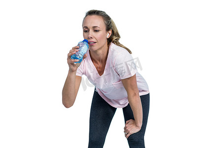 疲惫的运动女性弯腰喝水