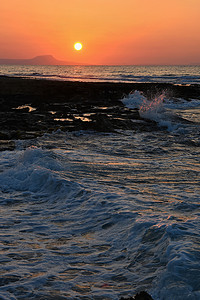 海边夕阳天空摄影照片_美丽的夏日海边日落。