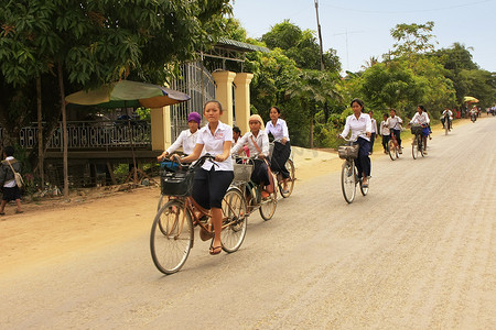 “小学生骑自行车，桔井，柬埔寨”