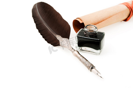 墨水瓶羽毛笔摄影照片_“羽毛笔、墨水瓶和羊皮纸卷”