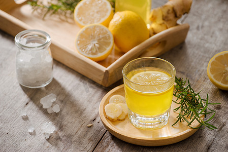 姜汁汽水 — 自制柠檬和生姜有机苏打饮料，复制空间。