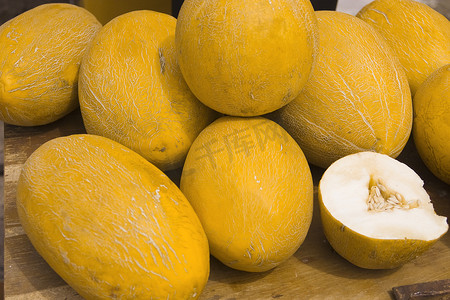 椭圆形的东西摄影照片_一个成熟多汁的瓜的椭圆形水果，皮肤有黄色皱纹