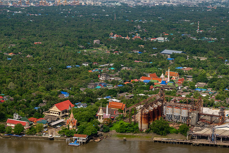 俯瞰湄南河和 Bang Krachao 分区的主要商业区和绿地。