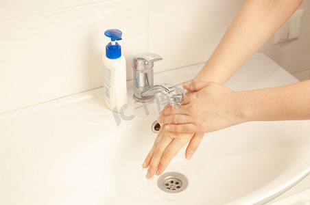 第 2 步：在使用肥皂之前用温水弄湿或冲洗双手。