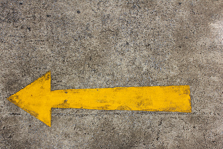 在沥青街道上留下的黄色箭头
