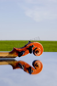 镜子上的老式小提琴片段