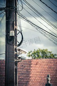许多的照片摄影照片_一根电线杆的照片，上面有许多电缆