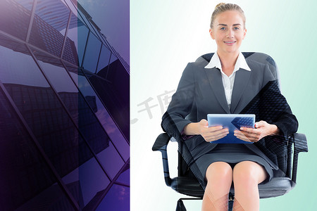 女商人坐在转椅上与平板电脑的合成图像