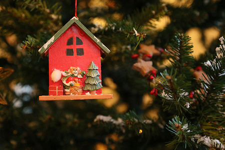 小熊的房子摄影照片_熊圣诞老人正在装饰圣诞树