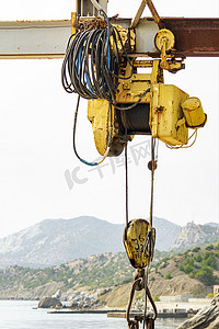 带吊钩的横梁电动葫芦。
