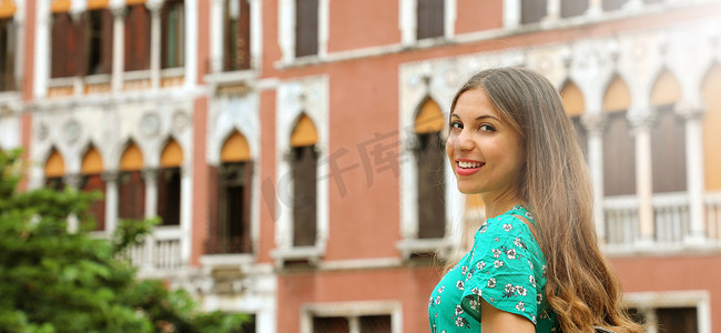 威尼斯全景横幅视图中的美女，意大利