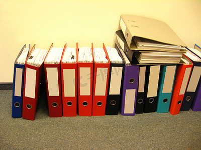 办公室里有很多文件夹