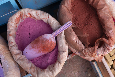 颜料画画摄影照片_在摩洛哥出售的装有不同颜色颜料的麻袋