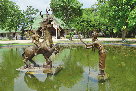Sud Sakhon 骑着 Nil Mangkorn 马和泰国诗人 Phra Aphai Mani 的隐士。