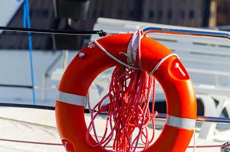 生活必备摄影照片_船边橙色救生圈，海上救生必备工具