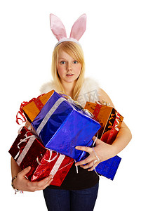 穿着兔子套装的年轻金发女郎带着礼物