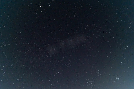 银河照片摄影照片_曝光不足的夜空低光照片。