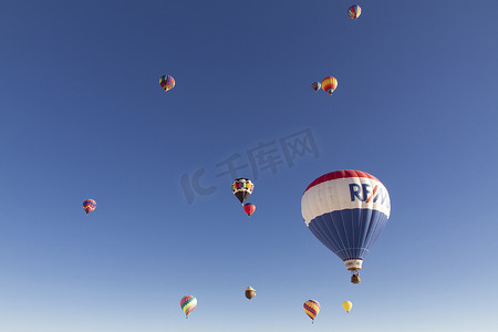 嘉年华,摄影照片_北阿拉莫戈多白沙国家纪念碑上的气球嘉年华