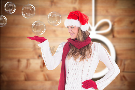 模糊泡泡摄影照片_戴着圣诞帽的漂亮女人玩泡泡