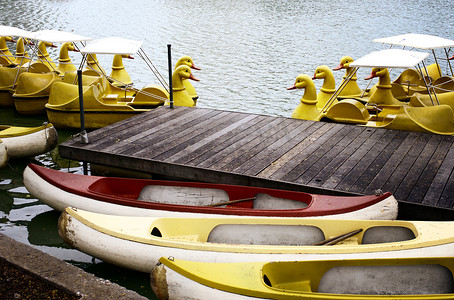 在码头的黄色鸭子小船