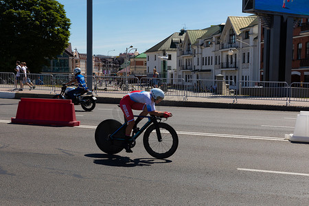 动议摄影照片_白俄罗斯明斯克 - 2019 年 6 月 25 日：来自俄罗斯的自行车手参加了 2019 年 6 月 25 日在白俄罗斯明斯克举行的第二届欧洲运动会的女子拆分开始个人赛